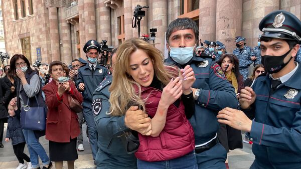 ضباط الشرطة يعتقلون أحد المشاركين في احتجاج للمطالبة باستقالة رئيس الوزراء نيكول باشينيان خارج مبنى الحكومة الأرمينية في يريفان، أرمينيا 7 أبريل 2021 - سبوتنيك عربي