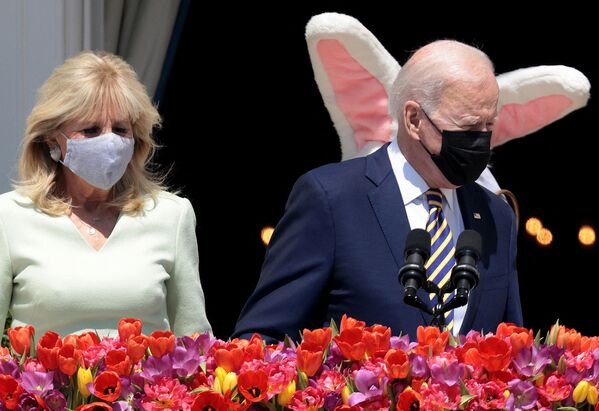 الرئيس الأمريكي جو بايدن والسيدة الأولى جيل بايدن يظهران مع أرنب عيد الفصح في البيت الأبيض، في واشنطن العاصمة 5 أبريل 2021 . تم إلغاء لفة بيض عيد الفصح التقليدية هذا العام بسبب جائحة كورونا. - سبوتنيك عربي