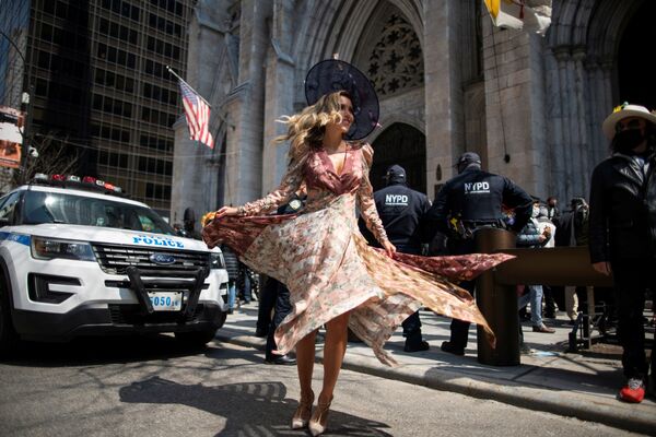 امرأة تحضر موكب عيد الفصح السنوي ومهرجان بونيت في منطقة الجادة الخامسة، وسط جائحة كورونا (كوفيد-19) في مدينة نيويورك، الولايات المتحدة، 4 أبريل 2021 - سبوتنيك عربي