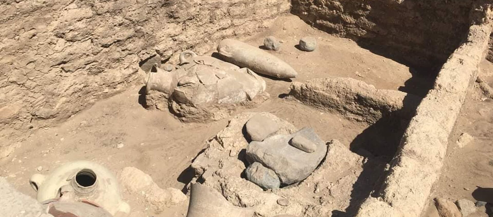 بعض الآثار الموجودة في المدينة الأثرية المكتشفة حديثا في الأقصر، مصر - سبوتنيك عربي, 1920, 10.04.2021