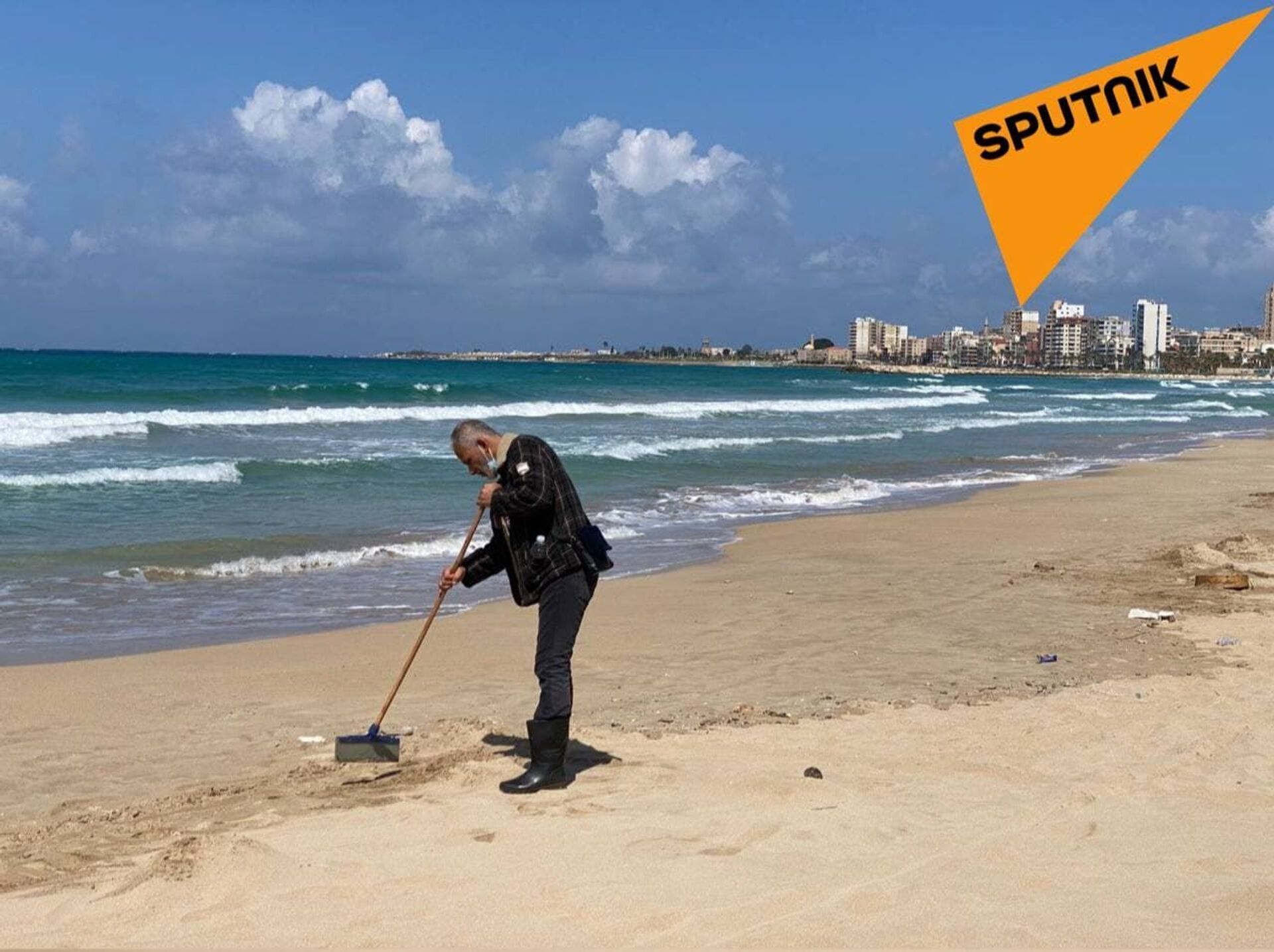 نشطاء لبنانيون يحاولون تنظيف شاطئهم من تسرب نفطي مثير للجدل - سبوتنيك عربي, 1920, 10.04.2021
