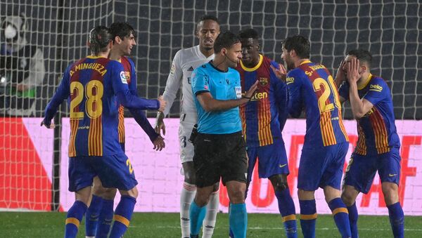 لاعبو برشلونة يطالبون حكم المباراة الكلاسيكو باحتساب ركلة جزاء لهم خلال مباراة ريال مدريد - سبوتنيك عربي