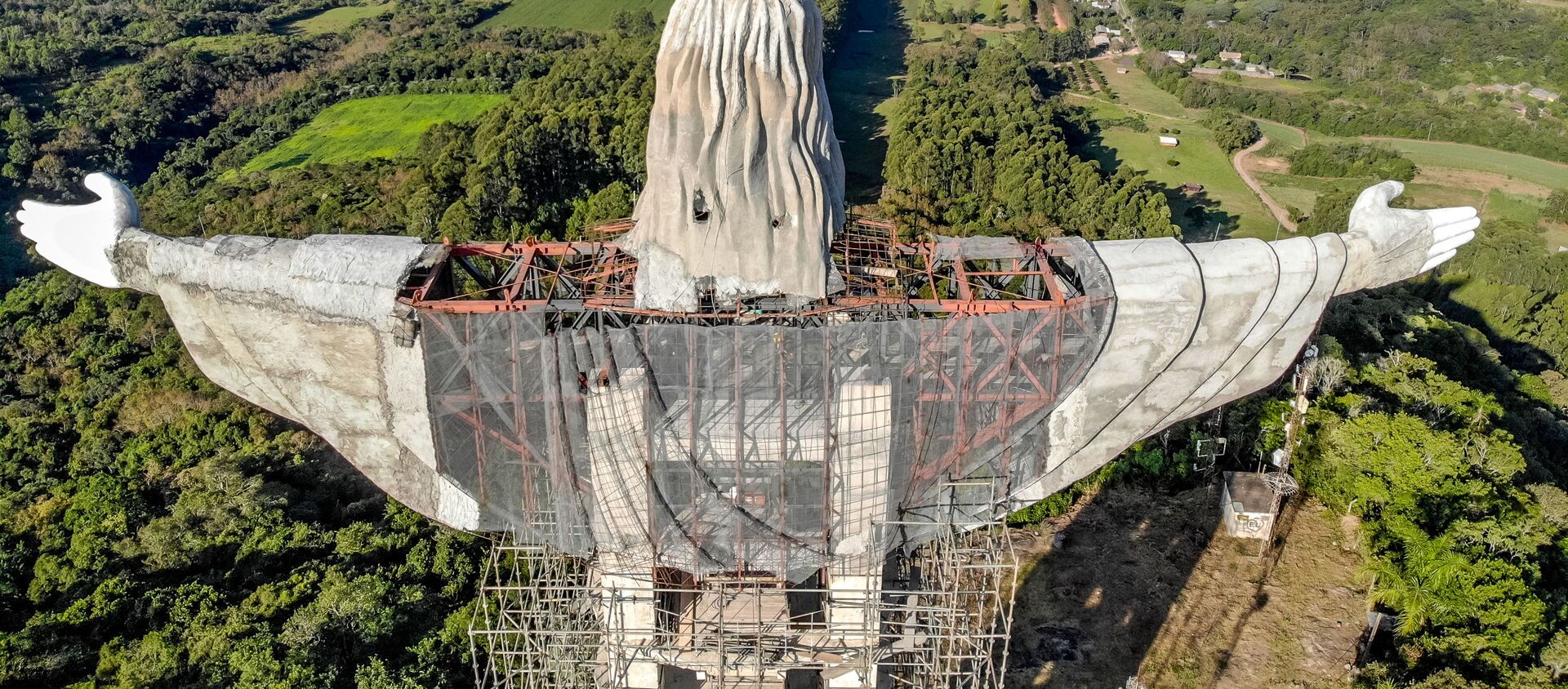 تشييد تمثال عملاق جديد للسيد المسيح يتجاوز حجم تمثال المسيح الفادي  فوق تلة كوركوفادو، البرازيل، 9 أبريل 2021 - سبوتنيك عربي, 1920, 29.05.2021