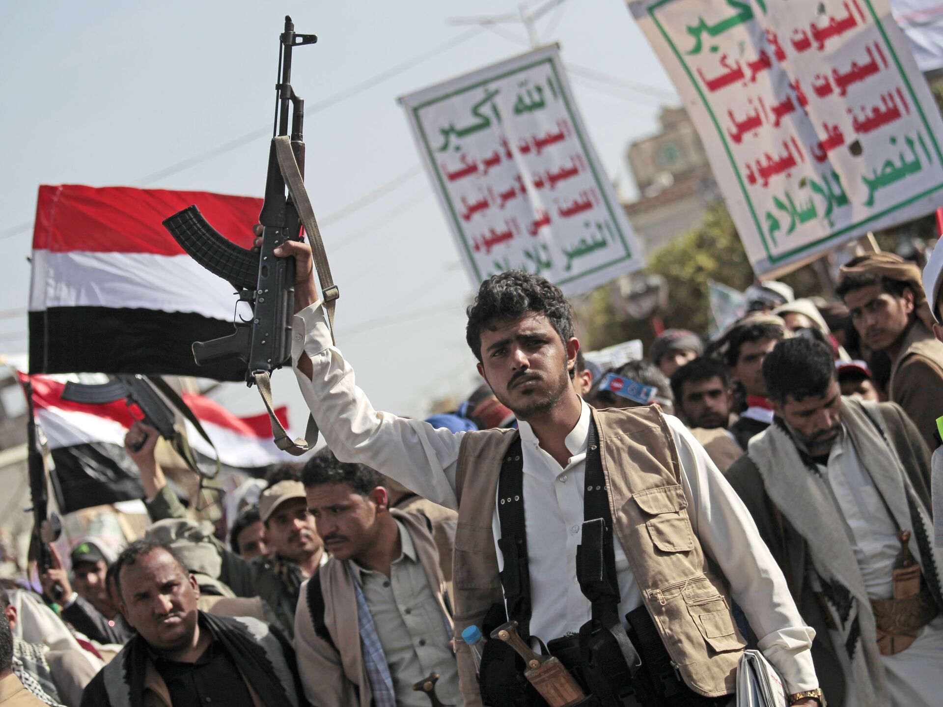 Хуситы атаковали американский. Йемен хуситы. Йеменские повстанцы-хуситы. Хуситы флаг. Флаг хуситов в Йемене.