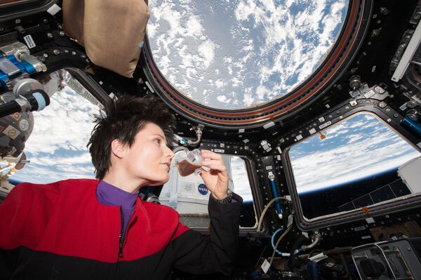 رائدة الفضاء في وكالة الفضاء الأوروبية، سامانثا كريستوفوريتي، وهي تشرب القهوة في قبة المحطة. - سبوتنيك عربي