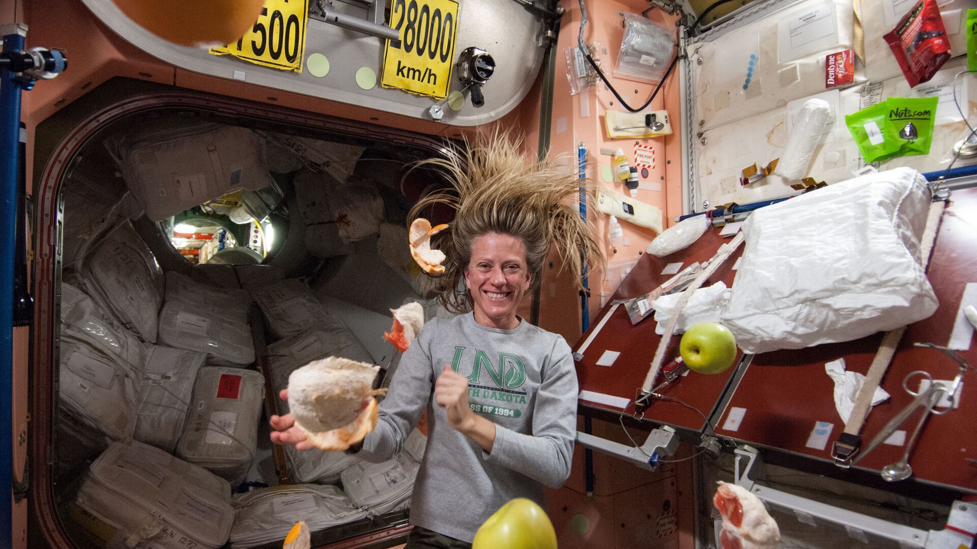 رائدة فضاء ناسا كارين نيبيرج، مهندسة رحلة لبعثة رقم 36، تظهر بالقرب من فاكهة طازجة تطفو بحرية في محطة الفضاء الدولية. - سبوتنيك عربي, 1920, 03.12.2021
