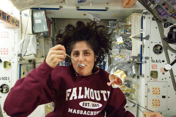 قامت رائدة الفضاء سونيتا ويليامز بنشر هذه الصورة على صفحتها على تويتر في أكتوبر/ تشرين الأول 2012 على متن محطة الفضاء الدولية وهي تستمتع بكوب من الآيس كريم. - سبوتنيك عربي