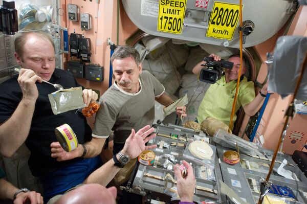 أعضاء البعثة الـ 23 أثناء الغداء في محطة الفضاء الدولية - سبوتنيك عربي