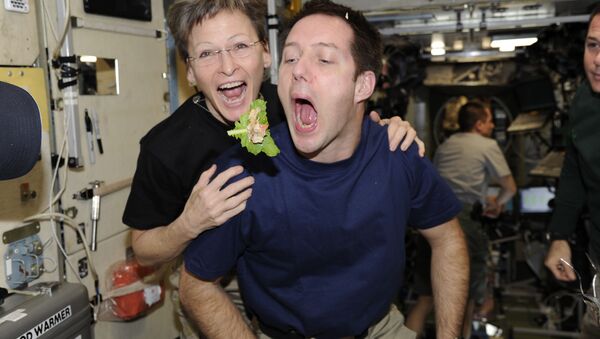 رائد الفضاء الفرنسي توما بيسشي، ورائدة الفضاء في ناسا بيجي ويتسون، يأكلان الخس الذي تم زراعته على متن محطة الفضاء الدولية - سبوتنيك عربي