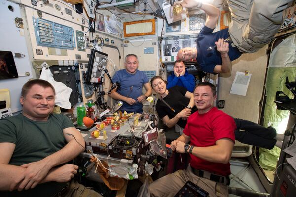 أعضاء البعثة الـ60 طويلة المدى إلى محطة الفضاء الدولية في وقت الغداء - سبوتنيك عربي