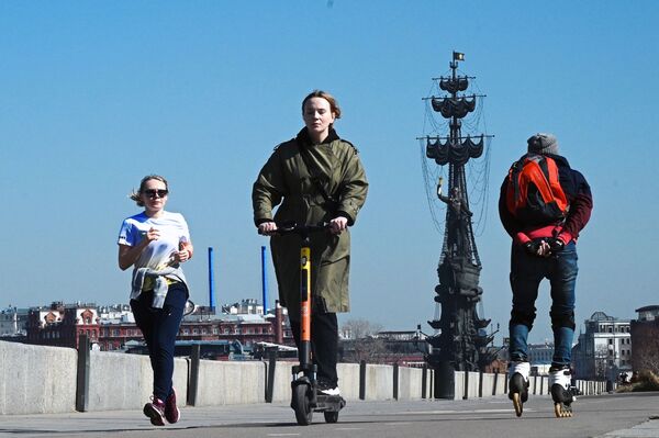 مواطنون يتنزهون في حديقة موزيون على ضفة نهر موسكو في موسكو، روسيا 11 أبريل 2021 - سبوتنيك عربي