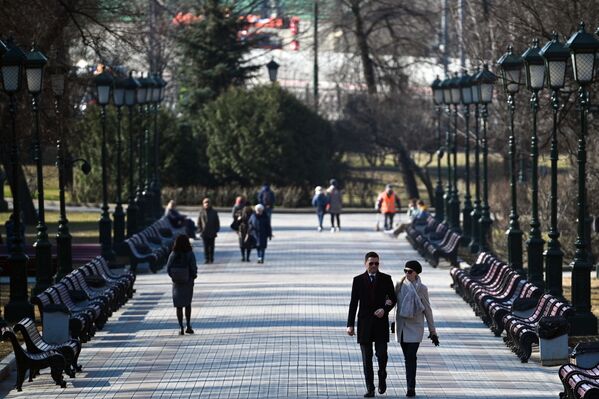 مواطنون يتنزهون في حديقة ألكسندر القريبة من الساحة الحمراء في موسكو، روسيا 11 أبريل 2021 - سبوتنيك عربي