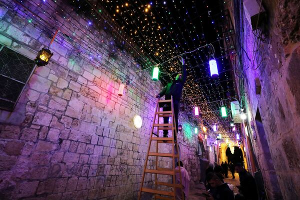 تزيين شوارع البلدة القديمة في القدس بمناسبة حلول شهر رمضان، الضفة الغربية، فلسطين 11 أبريل 2021 - سبوتنيك عربي