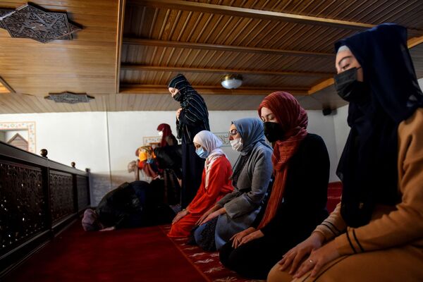 نساء تصلي صلاة التراويح الأولى في شهر رمضان في الجامع العثماني في بودغوريكا، الجبل الأسود 12 أبريل 2021 - سبوتنيك عربي