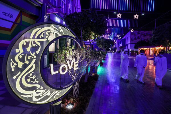 زينة شهر رمضان في حي سيتي ووك في دبي، الإمارات العربية 12 أبريل 2021 - سبوتنيك عربي