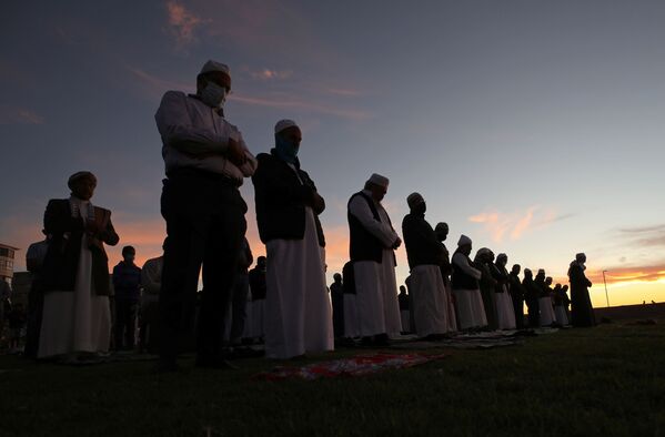 مصلون قبل ظهور قمر شهر رمضان في كيب تاون، جنوب أفريقيا 12 أبريل 2021 - سبوتنيك عربي