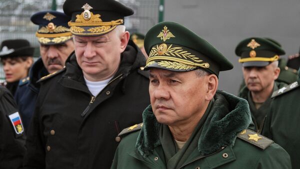 وزير الدفاع الروسي سيرغي شويغو يزور الأسطول الشمالي، في إقليم مورمانسك، روسيا 13 أبريل 2021 - سبوتنيك عربي