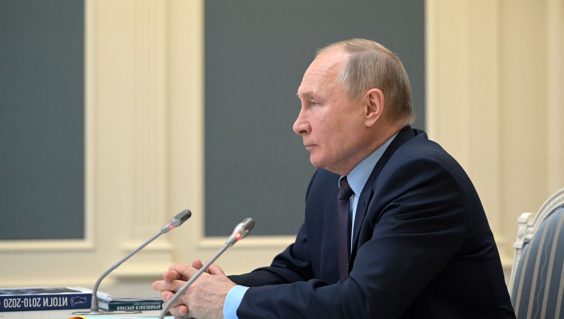 الرئيس الروسي فلاديمير بوتين خلال اجتماع الجمعية الجغرافية الروسية، 14 أبريل 2021 - سبوتنيك عربي, 1920, 15.04.2021