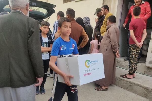 توزيع المساعدات للمحتاجين في رمضان في الموصل، العراق 15 أبريل 2021 - سبوتنيك عربي