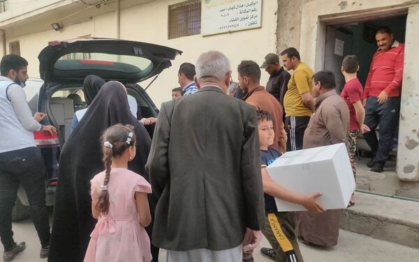 توزيع المساعدات للمحتاجين في رمضان في الموصل، العراق 15 أبريل 2021 - سبوتنيك عربي