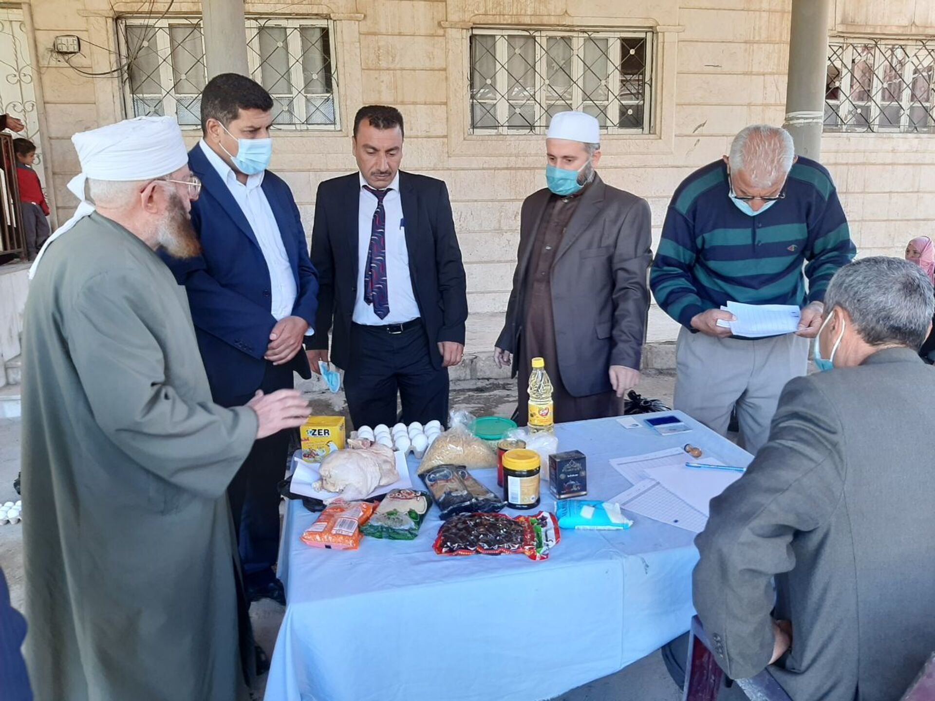 متبرعون يقدمون سللا غذائية وأموالا لفقراء الحسكة السورية خلال رمضان..فيديو وصور - سبوتنيك عربي, 1920, 15.04.2021