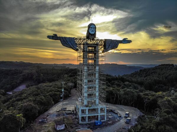 تشييد تمثال عملاق جديد للسيد المسيح يتجاوز حجم تمثال المسيح الفادي  فوق تلة كوركوفادو، البرازيل، 9 أبريل 2021 - سبوتنيك عربي