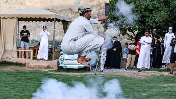 التقطت هذه الصورة في 10 أبريل 2021، تظهر راقص فولكلوري سعودي أثناء أدائه فن التعشير، وهي رقصة تقليدية لأهالي الطائف، على بعد 750 كيلومترًا غرب العاصمة السعودية الرياض. - سبوتنيك عربي