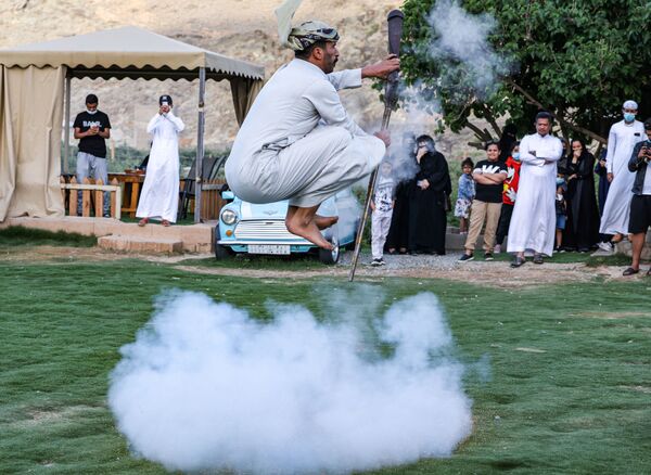 التقطت هذه الصورة في 10 أبريل 2021، تظهر راقص فولكلوري سعودي أثناء أدائه فن التعشير، وهي رقصة تقليدية لأهالي الطائف، على بعد 750 كيلومترًا غرب العاصمة السعودية الرياض. - سبوتنيك عربي