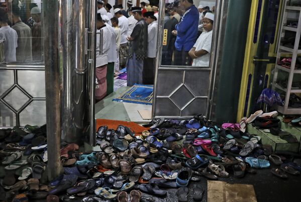 صلاة التراويح في أول أيام شهر رمضان في جاكارتا، غندونيسيا 12 أبريل 2021 - سبوتنيك عربي