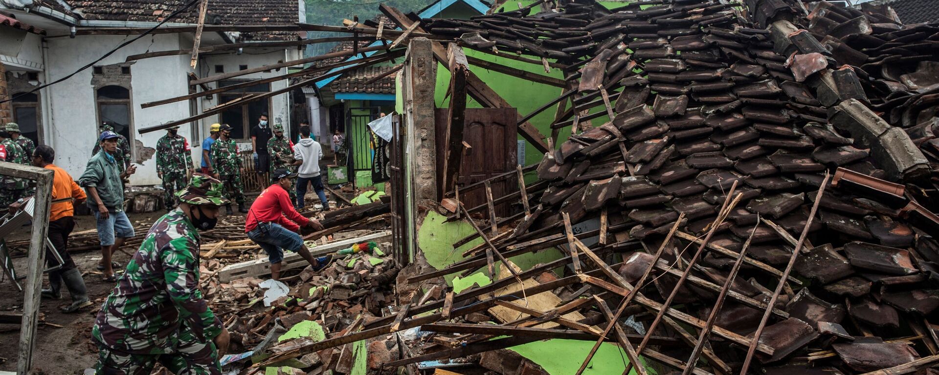 جنود ومواطنون إندونيسيون يفحصون المنازل المتضررة في مالانغ،11 أبريل 2021  بعد يوم من وقوع زلزال بلغت قوته 6.0 درجات قبالة ساحل جزيرة جاوا الرئيسية في إندونيسيا - سبوتنيك عربي, 1920, 21.11.2022