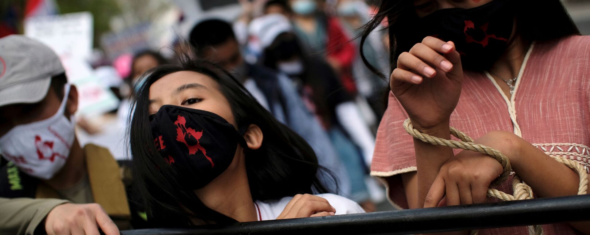 نشطاء ينظمون مظاهرة ضد العنف وسوء المعاملة خلال احتجاجات ضد الانقلاب العسكري في ميانمار، أمام سفارة ميانمار في واشنطن، الولايات المتحدة، 10 أبريل 2021 - سبوتنيك عربي, 1920, 15.11.2021
