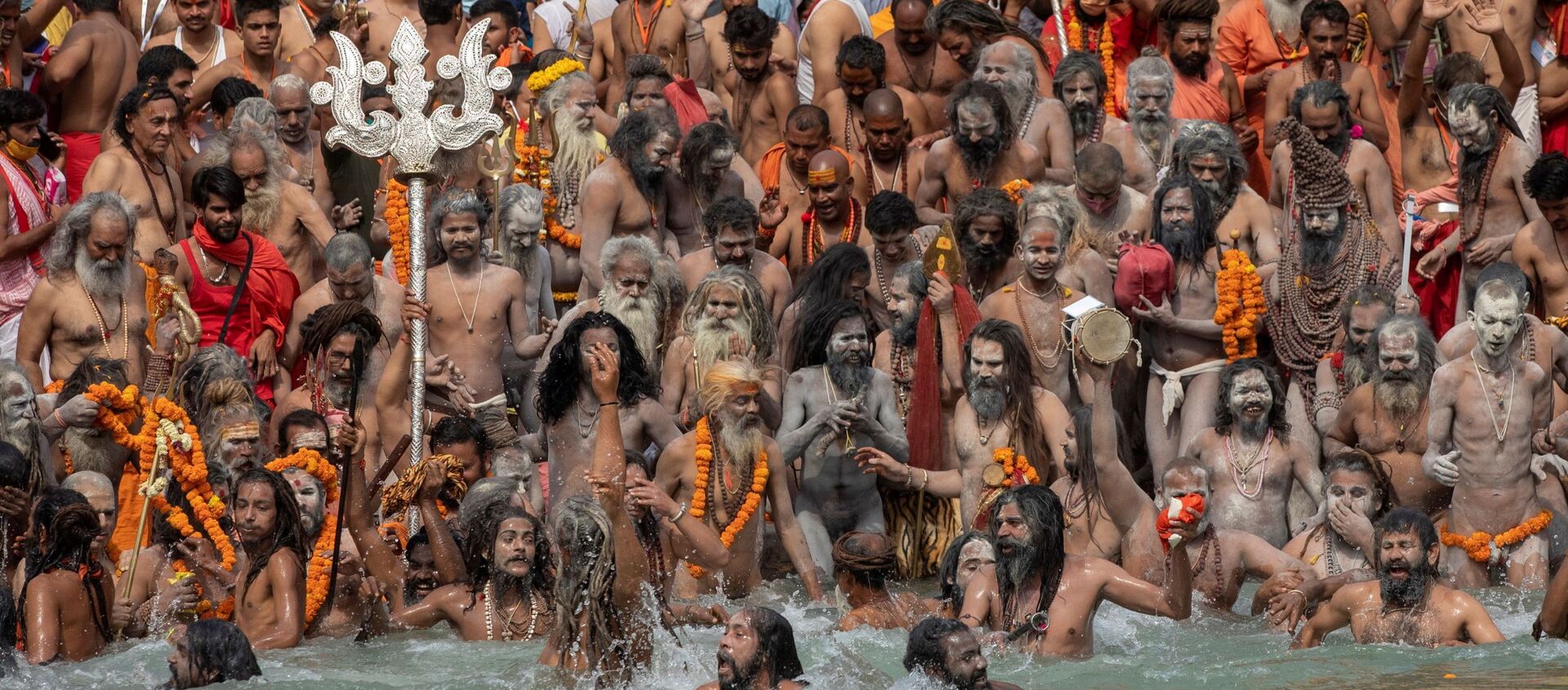 ناغا سادهوس، أو رجال دين هندوس يغطسون في نهر الغانج خلال شاهي سنان في كومبه ميلا، أو مهرجان بيتشر، وسط انتشار مرض فيروس كورونا (كوفيد-19) في هاريدوار، الهند 12 أبريل 2021 - سبوتنيك عربي, 1920, 16.08.2021