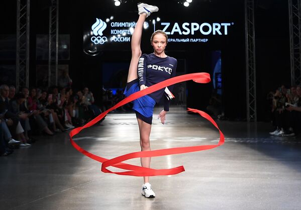 عرض لزي المنتخب الروسي في أولمبياد طوكيو 2020 من المنتج الروسي لصناعة الأزياء الرياضية زاسبورت في قاعة للعروض كوسموس في حديقة في دي إن خا في موسكو، روسيا 14 أبريل 2021 - سبوتنيك عربي