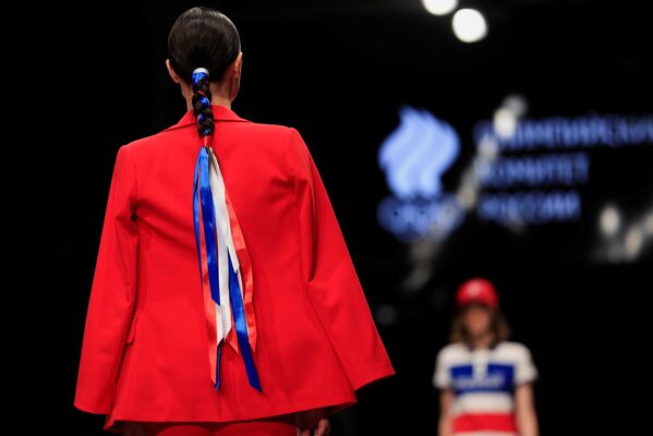 عرض لزي المنتخب الروسي في أولمبياد طوكيو 2020 من المنتج الروسي لصناعة الأزياء الرياضية زاسبورت في قاعة للعروض كوسموس في حديقة في دي إن خا في موسكو، روسيا 14 أبريل 2021 - سبوتنيك عربي