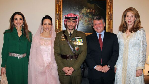 الملك عبدالله ثاني مع الملكة نور وولي العهد السابق الأمير حمزة  - سبوتنيك عربي