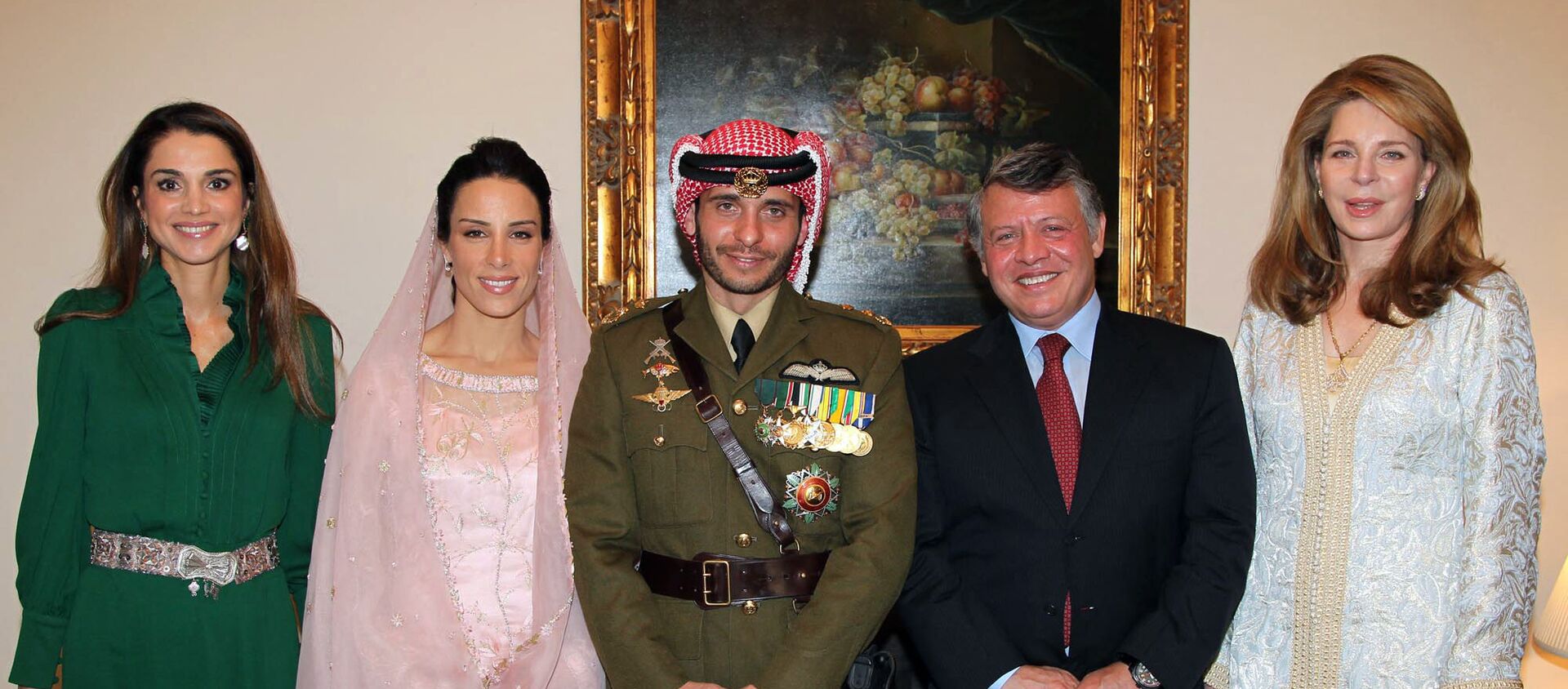 الملك عبدالله ثاني مع الملكة نور وولي العهد السابق الأمير حمزة  - سبوتنيك عربي, 1920, 30.06.2021