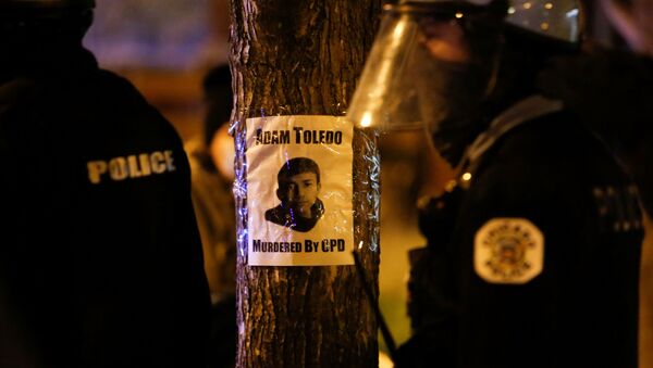 احتجاج في أعقاب وفاة الصبي آدم توليدو البالغ من العمر 13 عاما في شيكاغو، 16 نيسان/ أبريل 2021 - سبوتنيك عربي