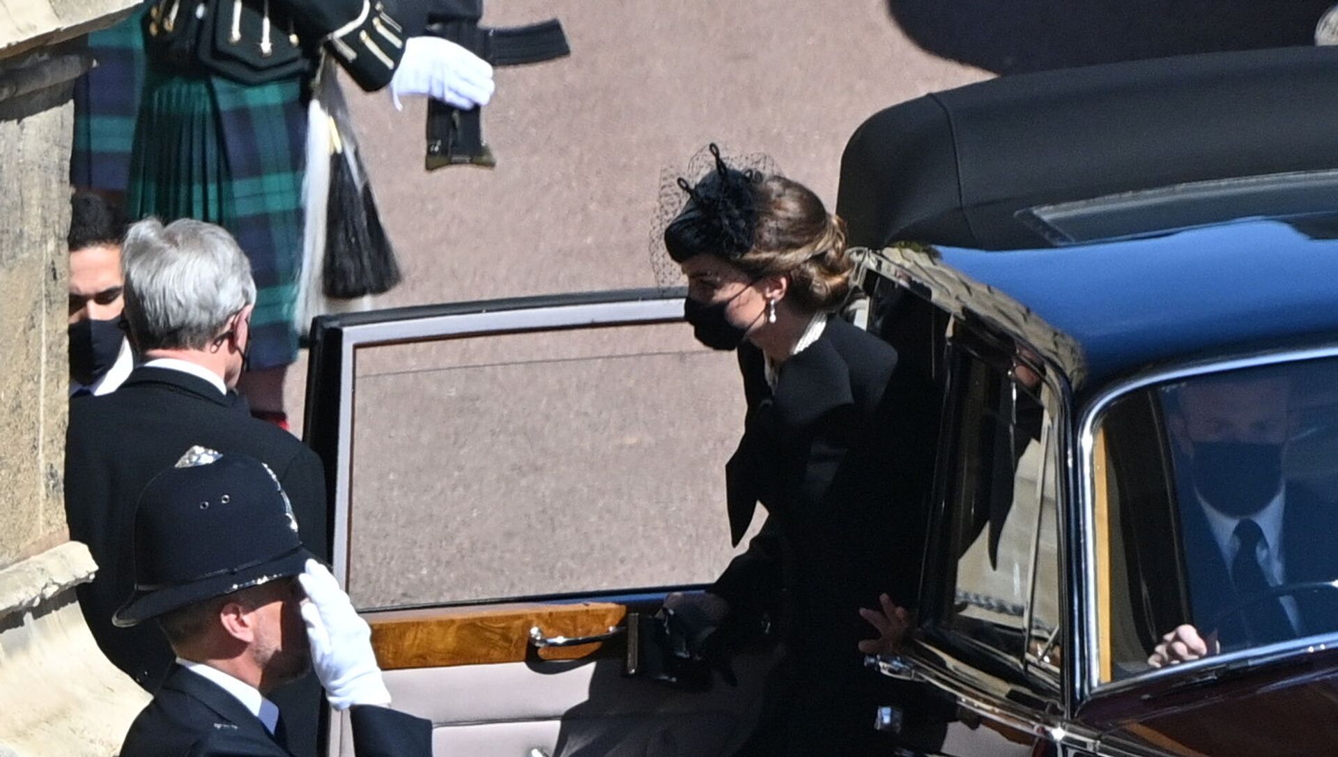 دوقة كامبريدج، كيت ميدلتون، لحظة وصولها قلعة وندسور لحضور جنازة الأمير فيليب، بريطانيا، 17 نيسان/ أبريل 2021 - سبوتنيك عربي, 1920, 17.04.2021