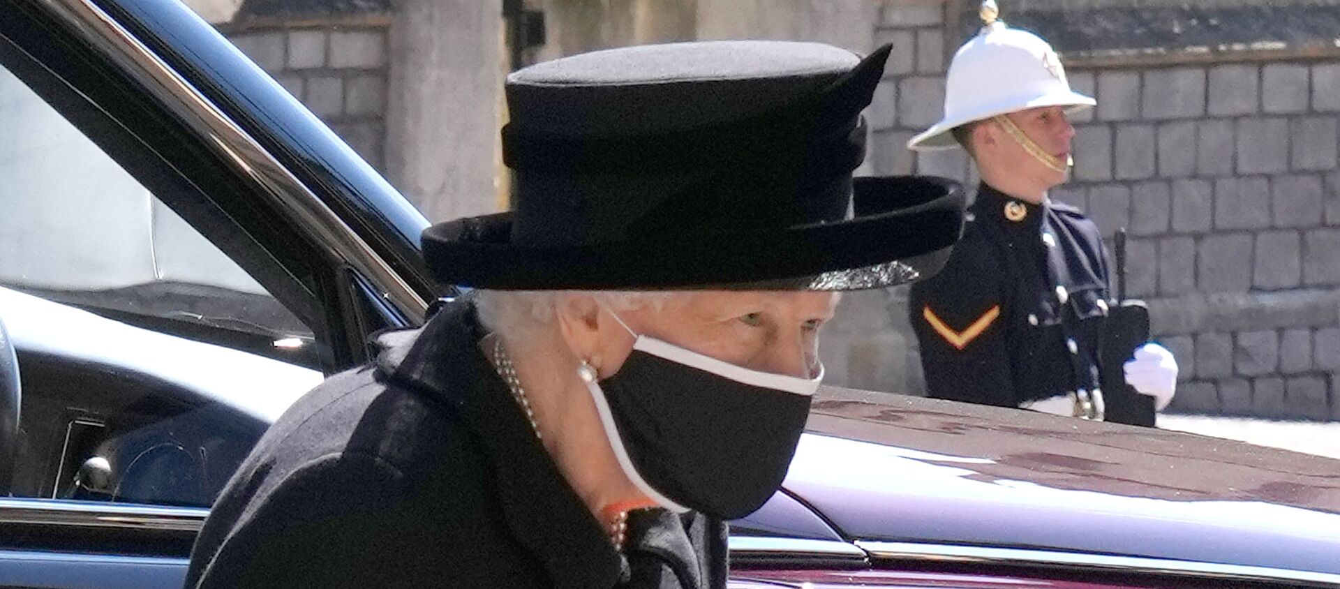 ملكة بريطانيا، إليزابيث الثانية في جنازة زوجها الأمير فيليب في قلعة وندسور، بريطانيا، 17 نيسان/ أبريل 2021  - سبوتنيك عربي, 1920, 17.04.2021