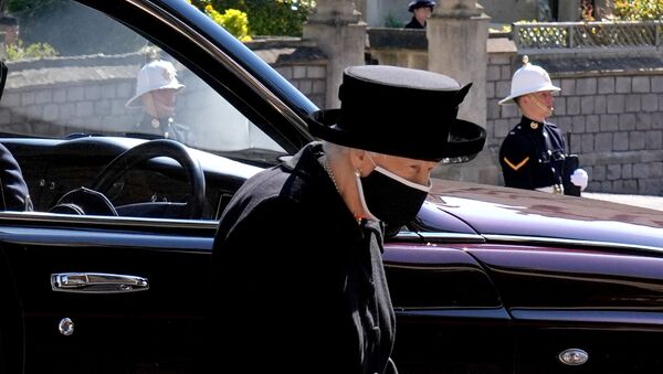 ملكة بريطانيا، إليزابيث الثانية في جنازة زوجها الأمير فيليب في قلعة وندسور، بريطانيا، 17 نيسان/ أبريل 2021 - سبوتنيك عربي