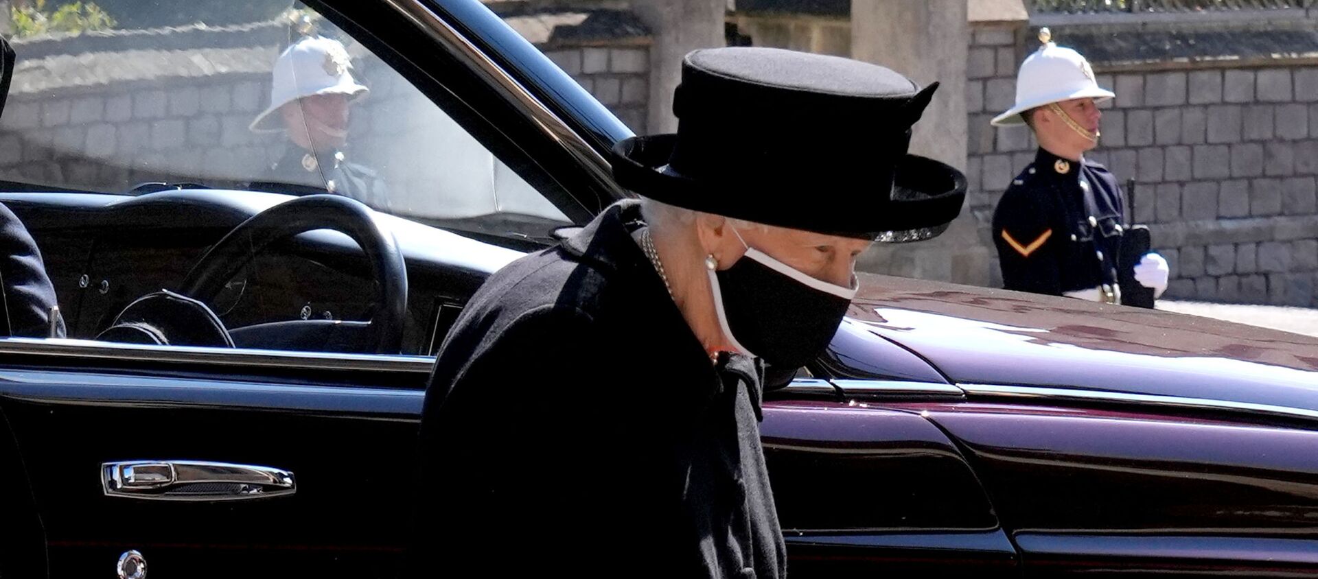 ملكة بريطانيا، إليزابيث الثانية في جنازة زوجها الأمير فيليب في قلعة وندسور، بريطانيا، 17 نيسان/ أبريل 2021 - سبوتنيك عربي, 1920, 19.04.2021