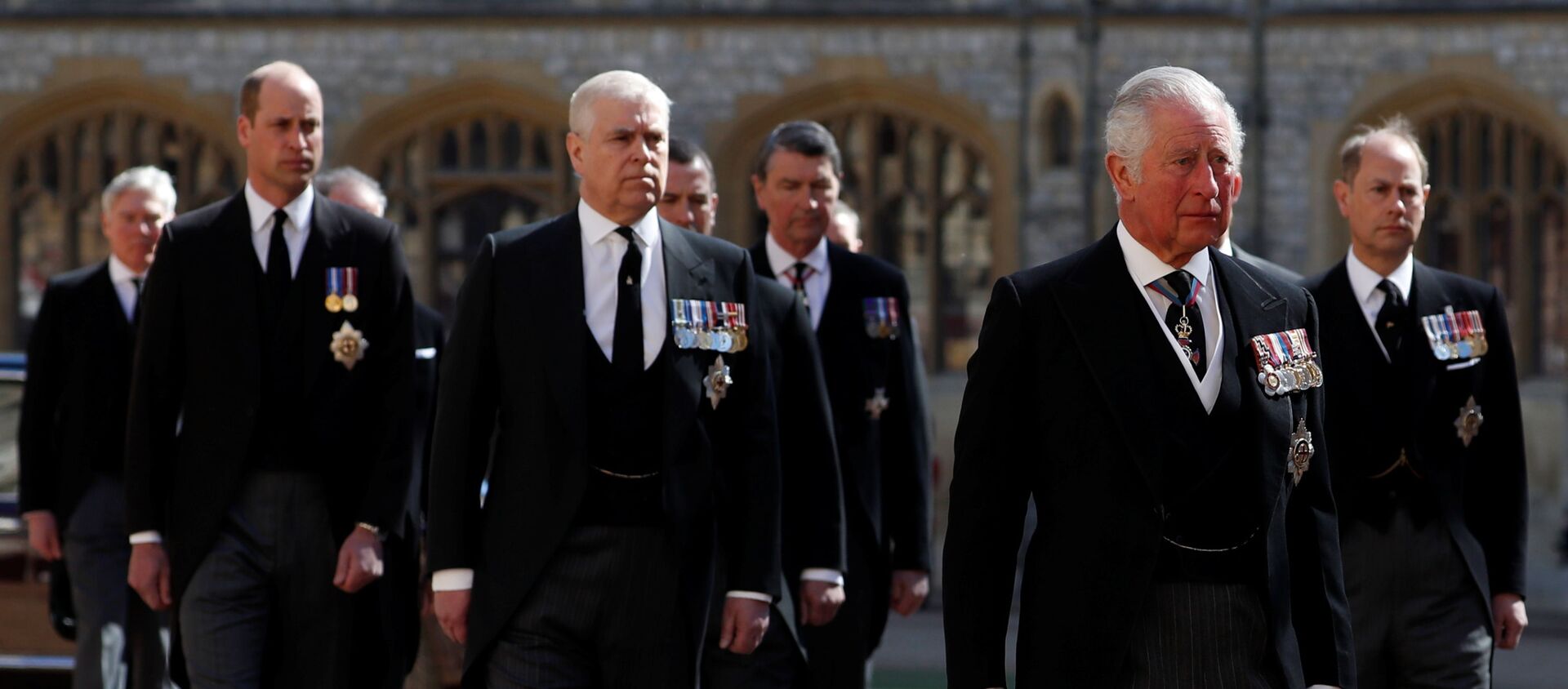 ولي العهد البريطاني، الأمير تشارلز، وأفراد العائلة المالكة يسيرون على أرض قلعة وندسور أثناء جنازة الأمير فيليب، 17 نيسان/ أبريل 2021 - سبوتنيك عربي, 1920, 04.05.2021