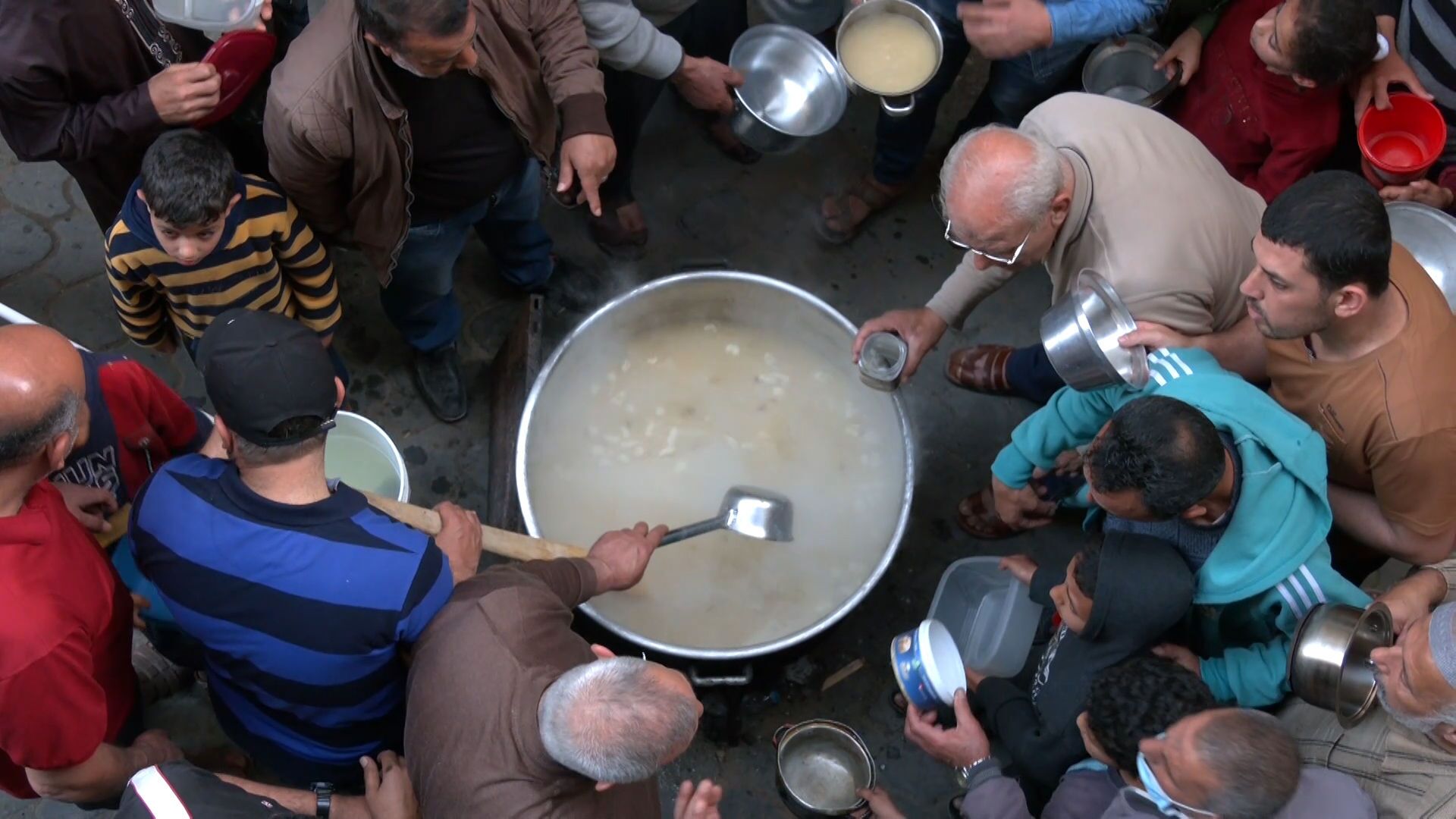 فلسطيني يطهو الجريشة لفقراء غزة في شهر رمضان...فيديو وصور - سبوتنيك عربي, 1920, 19.04.2021