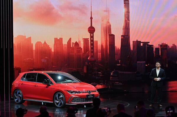 سيارة (Volkswagen Golf GTI) في معرض شنغهاي للسيارات، الصين 19 أبريل 2021 - سبوتنيك عربي