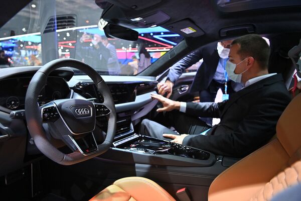سيارة (Audi RS e-tron GT) في معرض شنغهاي للسيارات، الصين 19 أبريل 2021 - سبوتنيك عربي