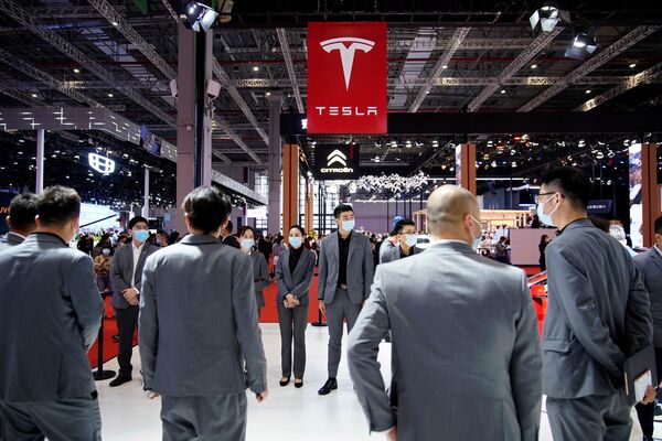 جناح (Tesla) في معرض شنغهاي للسيارات، الصين 19 أبريل 2021 - سبوتنيك عربي