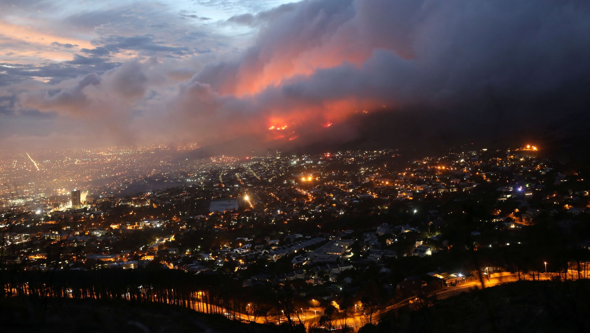منظر عام على حريق هائل نشب في جبل تيبل في كيب تاون، جنوب أفريقيا 19 أبريل2021 - سبوتنيك عربي, 1920, 19.04.2021