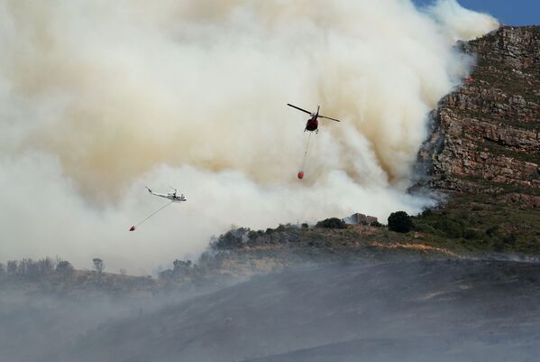 عملية اطفاء حريق هائل نشب في جبل تيبل في كيب تاون، جنوب أفريقيا 19 أبريل2021 - سبوتنيك عربي