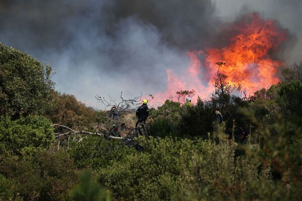 عملية اطفاء حريق هائل نشب في جبل تيبل في كيب تاون، جنوب أفريقيا 19 أبريل 2021 - سبوتنيك عربي
