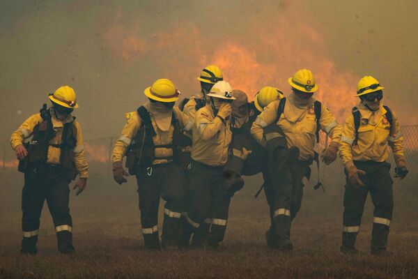 عملية اطفاء الحريق في أرجاء منطقة جبل تيبل في كيب تاون، جنوب أفريقيا 19 أبريل2021 - سبوتنيك عربي